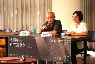 左起本系顏崑陽榮譽講座教授、台灣大學中文系梅家玲教授。