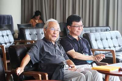 本系顏崑陽榮譽講座教授、吳冠宏教授。